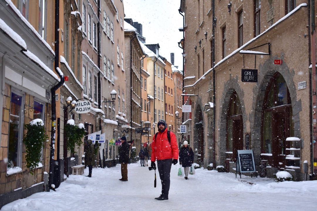 Seorang pengunjung di Kota Tua, Stockholm.