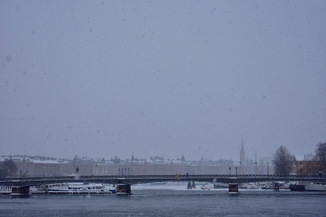 Jembatan Skeppsholmsbron dan daerah Östermalm di kejauhan.