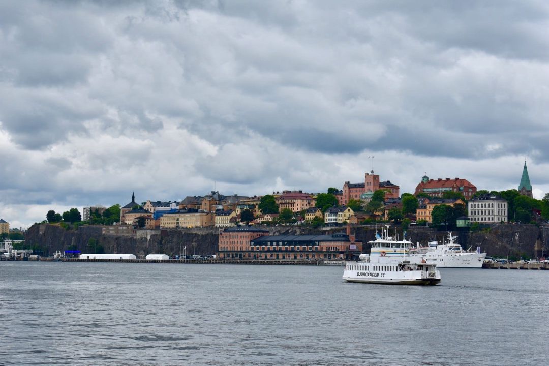 Feri berlayar meninggalkan Gamla Stan.