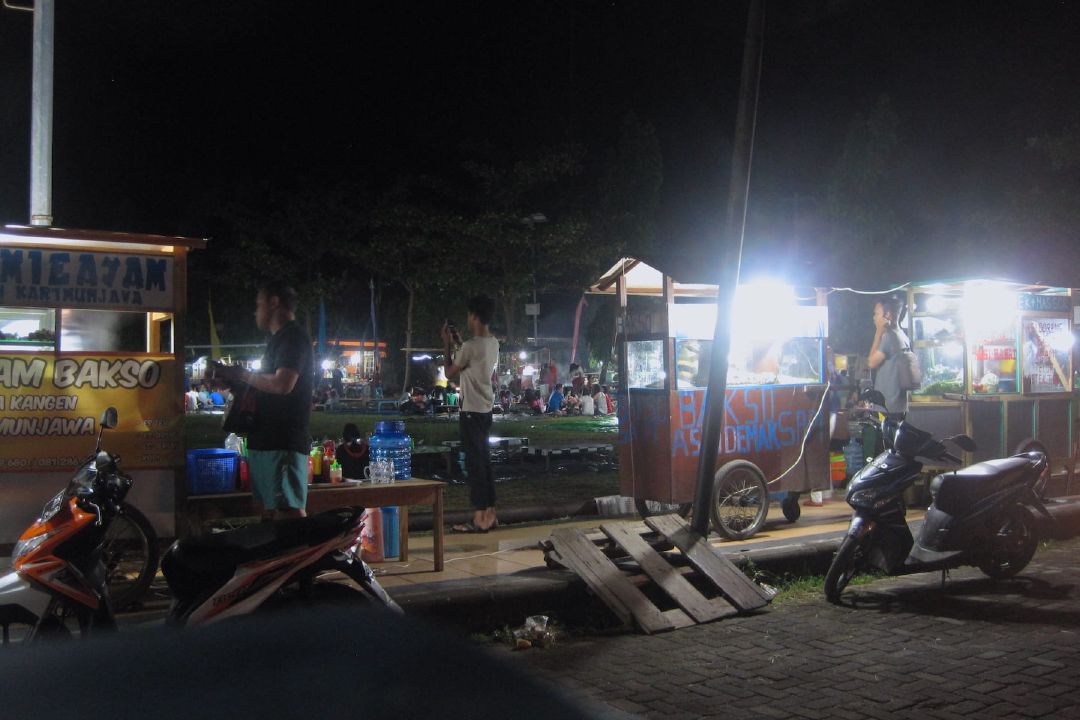 Suasana Alun-Alun Karimunjawa di malam hari. (Sumber Flickr oleh Ad Bercht)