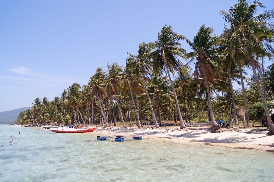 Pantai Barakuda yang ada di sisi Timur Pulau Kemujan. (Sumber Wikimedia Commons oleh Midori)