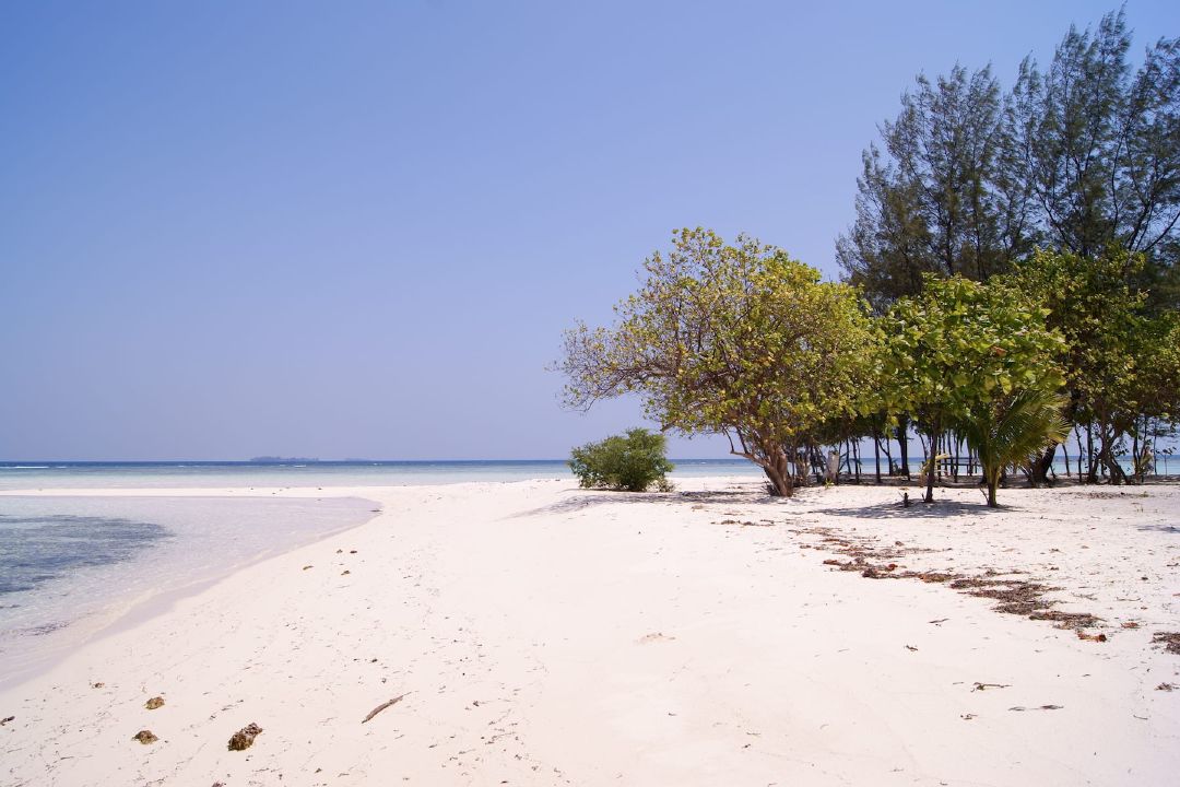 Suasana di Pulau Cemara Kecil yang tenang. (Sumber Wikimedia Commons oleh Midori)