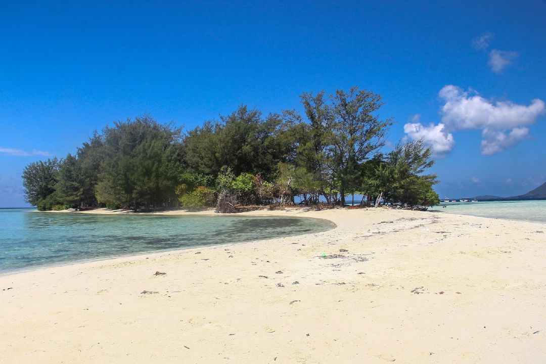 Hamparan pasir putih di ujung Pulau Cemara Kecil. (Sumber Pexels oleh Alief Baldwin)