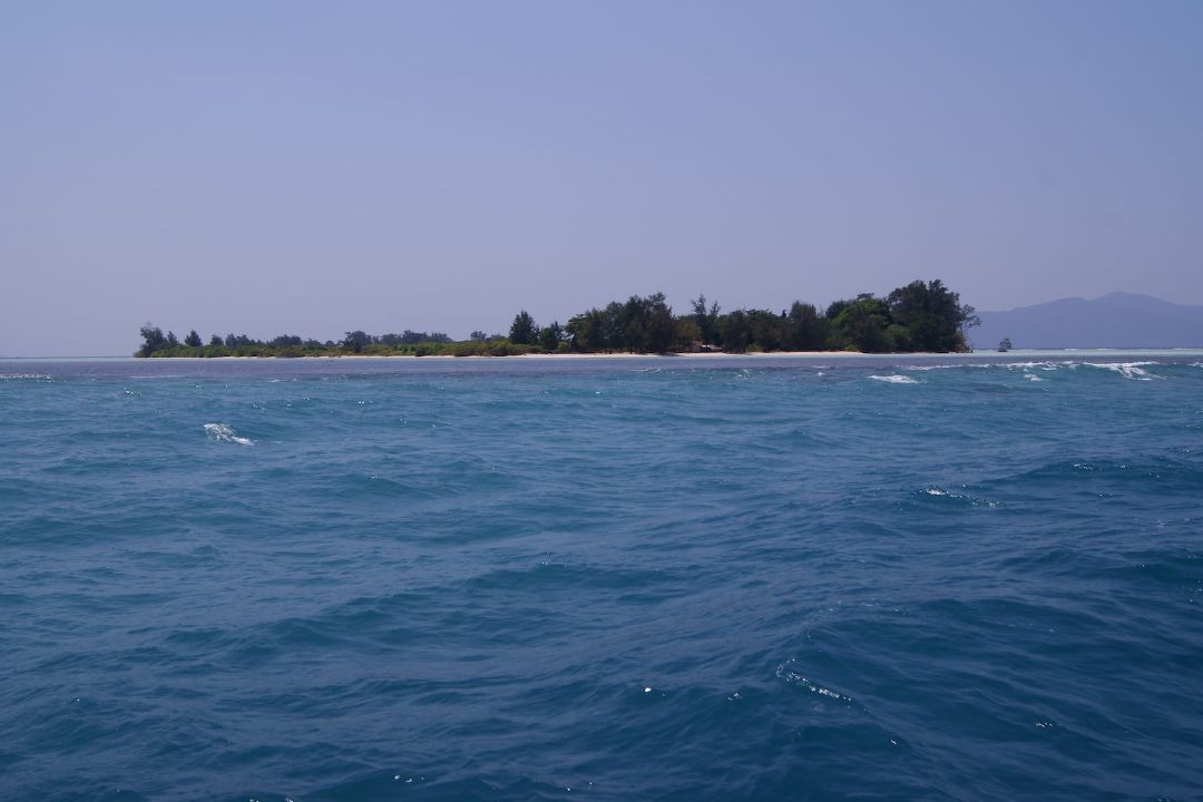Pulau Geleang di kejauhan. (Sumber Wikimedia Commons oleh Midori)