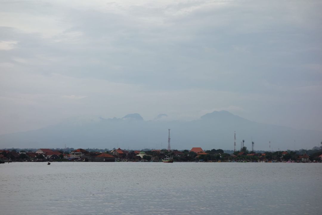 Bayang-bayang Gunung Muria tampak di kejauhan. (Sumber Flickr oleh Davy Demaline)