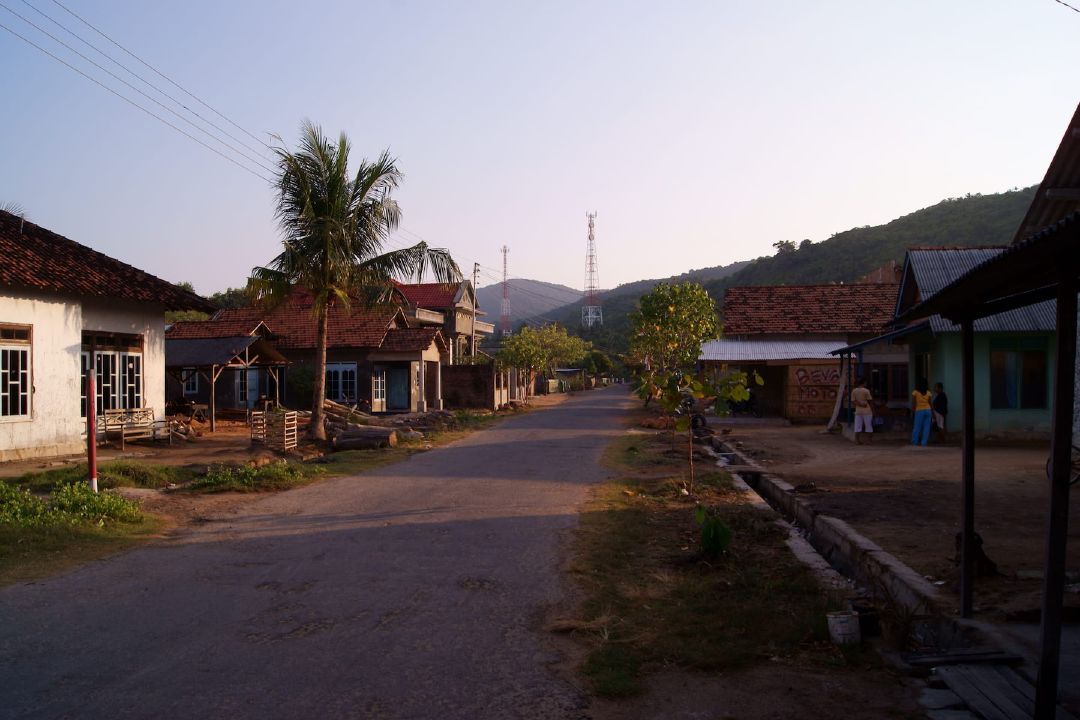 Suasana perkampungan di Pulau Karimunjawa. (Sumber Wikimedia Commons oleh Midori)