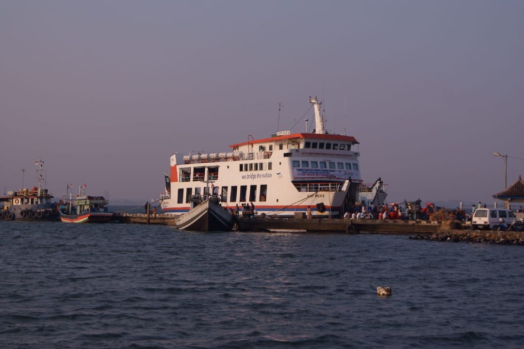 KMP Muria tengah sandar di Pelabuhan Kartini Jepara. (Sumber Wikimedia Commons oleh Midori)