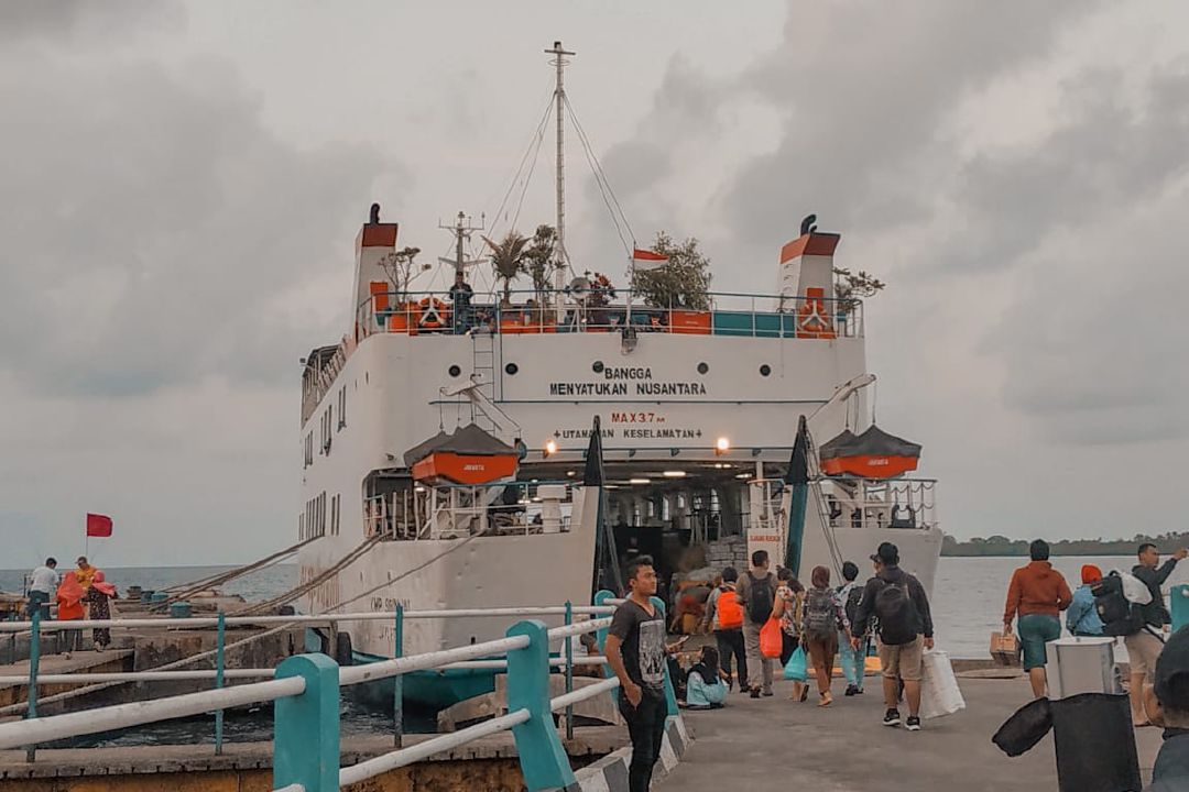 KMP Siginjai di Dermaga Karimunjawa. (Sumber Wikimedia Commons oleh Agathavidya)