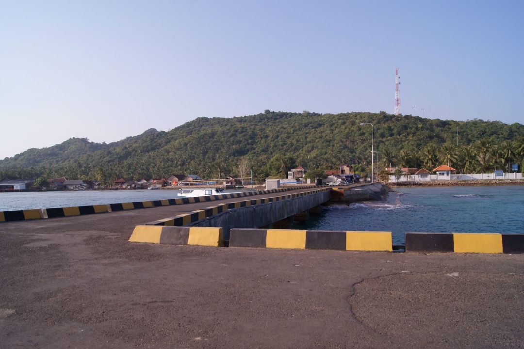Pulau Karimunjawa yang berbukit-bukit. (Sumber Wikimedia Commons oleh Midori)