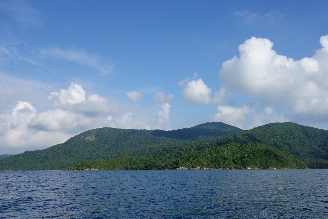 Pulau Karimunjawa yang berbukit-bukit. (Sumber Flickr oleh Davy Demaline)