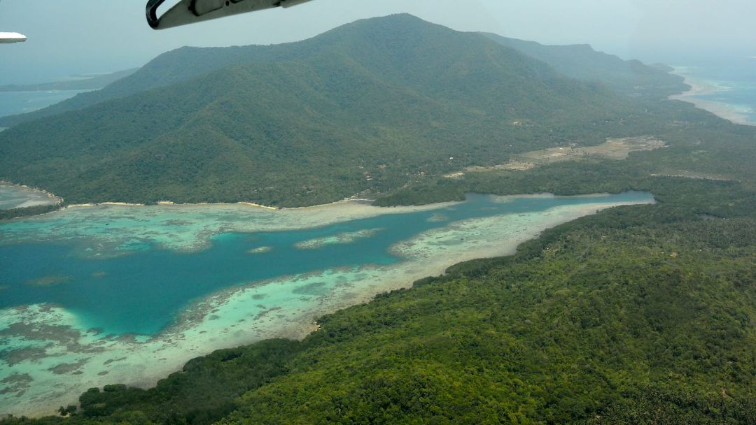 Pulau Karimunjawa dan Pulau Kemujan dari udara. (Sumber Flickr oleh Tiak.)