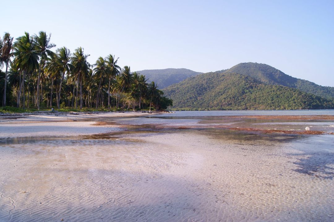 Pantai Legon Lele, sekira 5 km dari Alun-Alun Karimunjawa. (Sumber Wikimedia Commons oleh Midori)