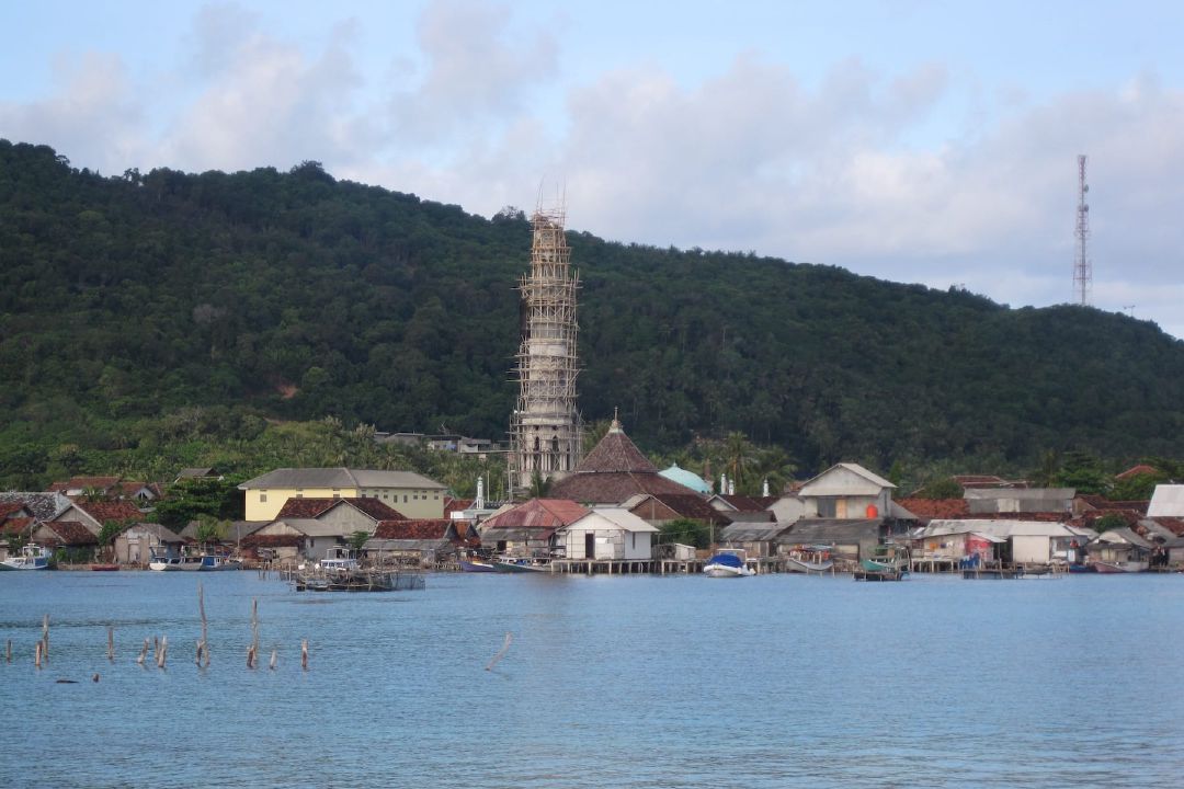 Mesjid Agung Karimunjawa dengan menaranya yang menjulang di kejauhan. (Sumber Flickr oleh Ad Bercht)