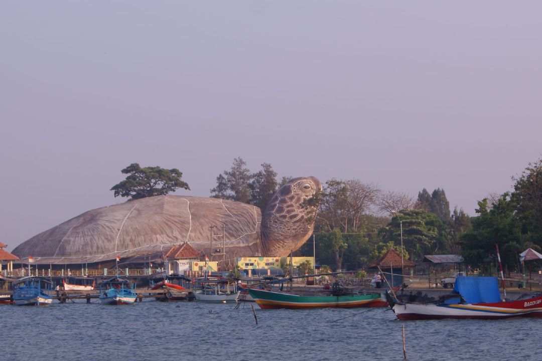 Bangunan Kura-Kura Ocean Park yang berbentuk penyu di Pantai Kartini, Jepara. (Sumber Wikimedia Commons oleh Midori)