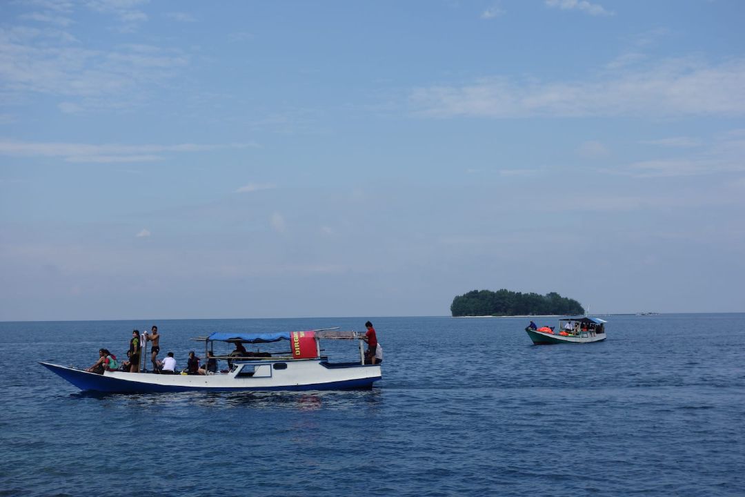 Perahu-perahu yang mengangkut wisatawan di Karimunjawa (Sumber Flickr oleh Davy Demaline)