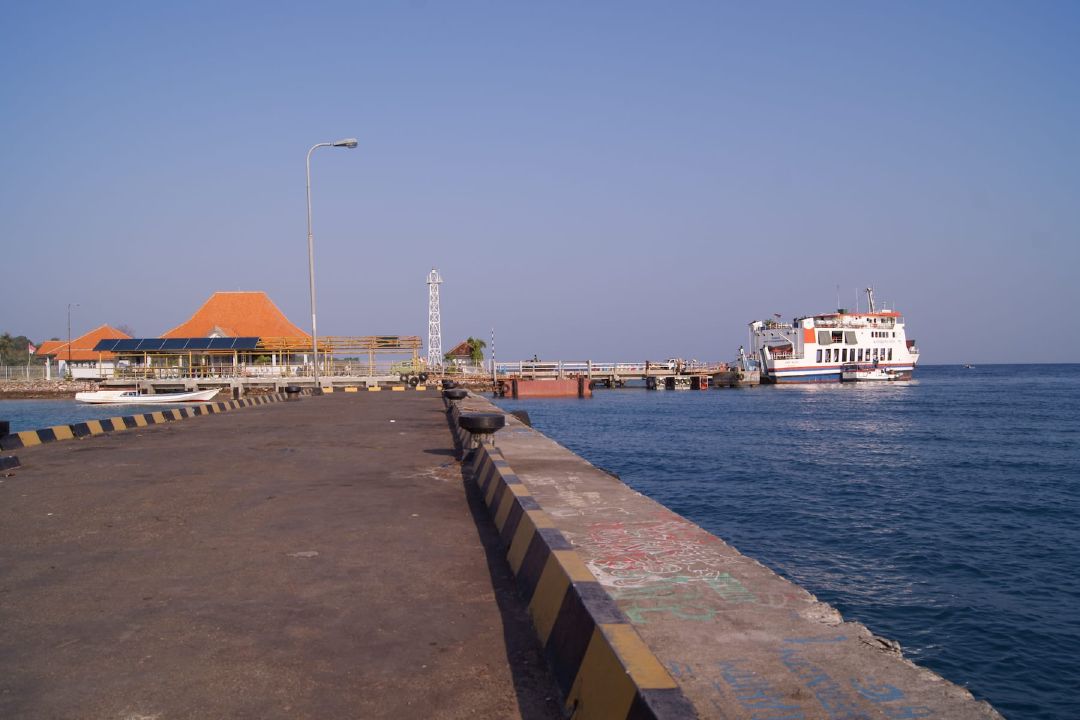 Suasana dermaga utama Karimunjawa. (Sumber Wikimedia Commons oleh Midori)