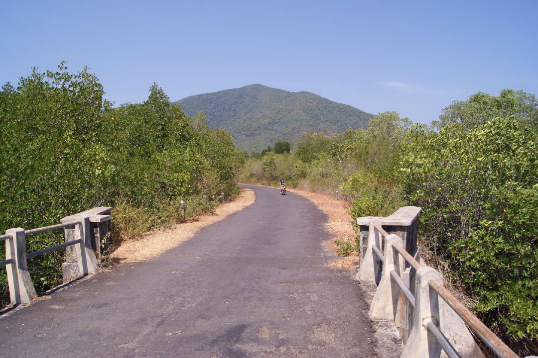 Kondisi jalan yang menghubungkan Pulau Karimunjawa dan Pulau Kemujan. (Sumber Wikimedia Commons oleh Midori)