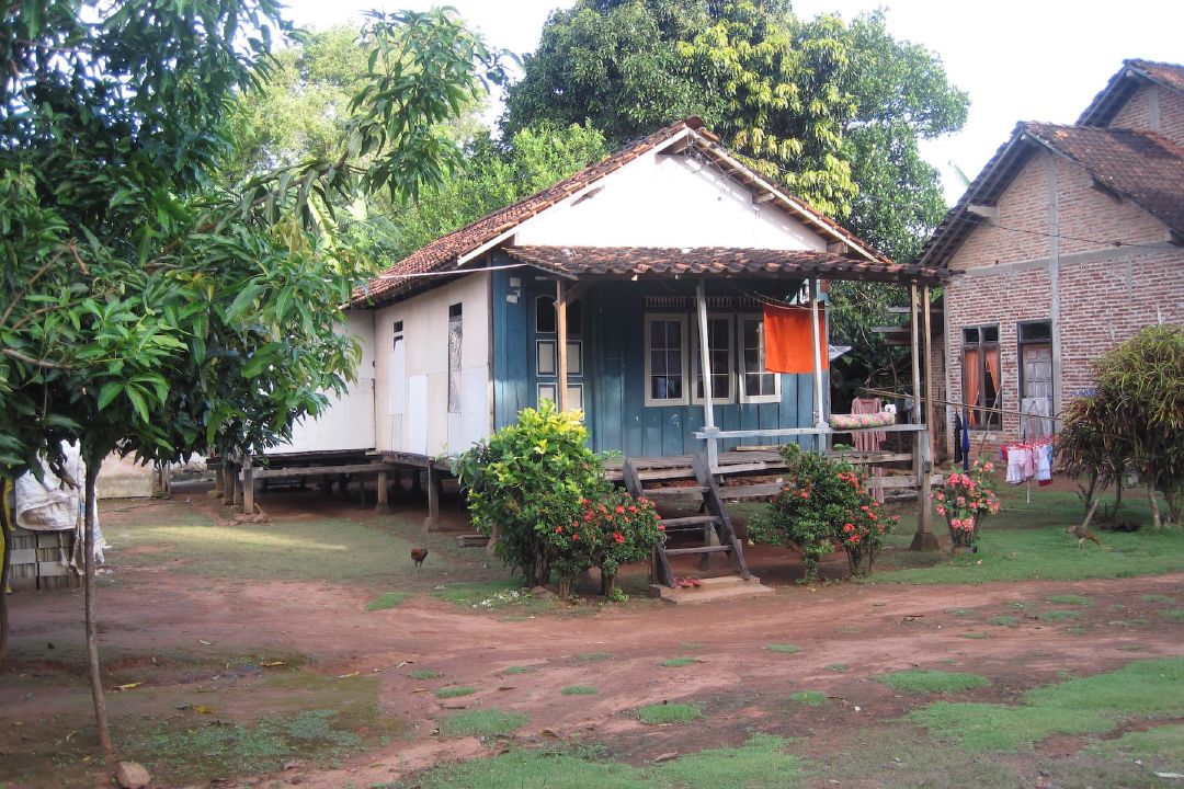 Rumah panggung milik warga di Karimunjawa. (Sumber Flickr oleh Ad Bercht)