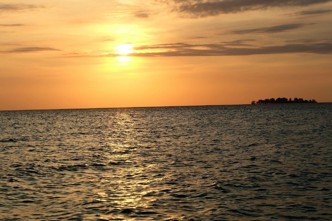 Suasana saat matahari terbenam di Karimunjawa. (Sumber Wikimedia Commons oleh Amelia.angela2210)