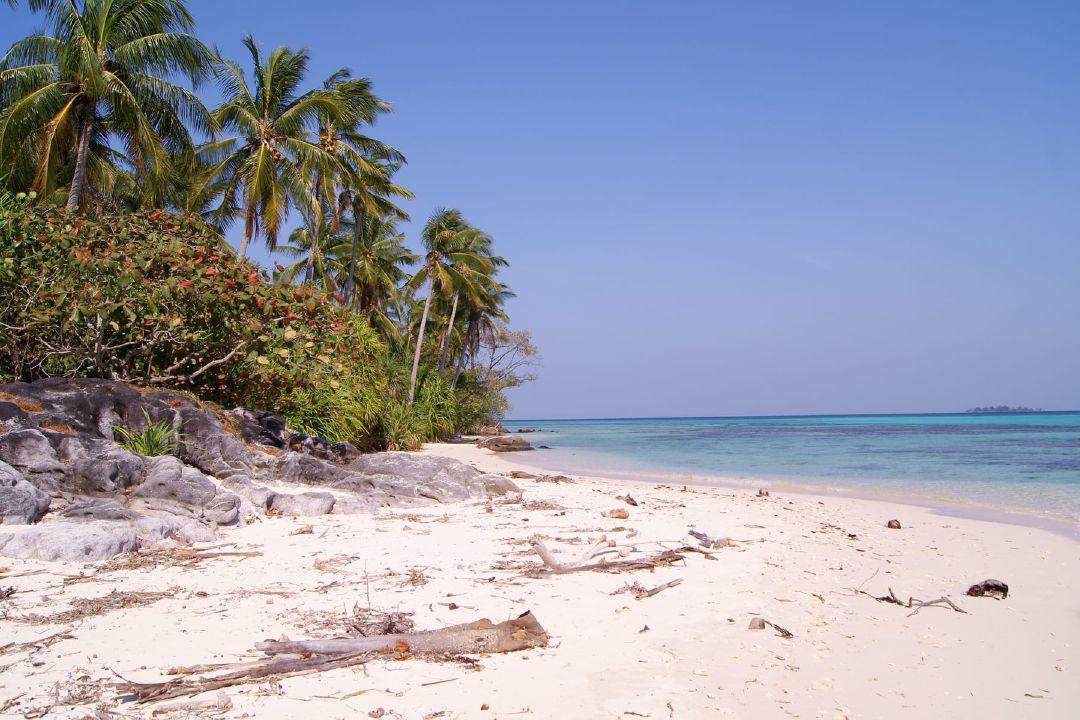 Suasana Pantai Ujung Gelam. (Sumber Wikimedia Commons oleh Midori)