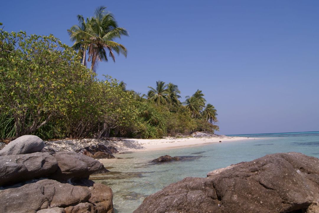 Deretan batu-batu besar di beberapa bagian Pantai Ujung Gelam. (Sumber Wikimedia Commons oleh Midori)