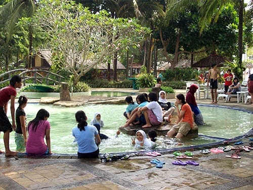 Fasilitas kolam renang dari Mutiara Carita.