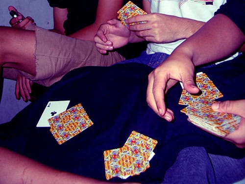 Melewatkan waktu dengan bermain kartu.