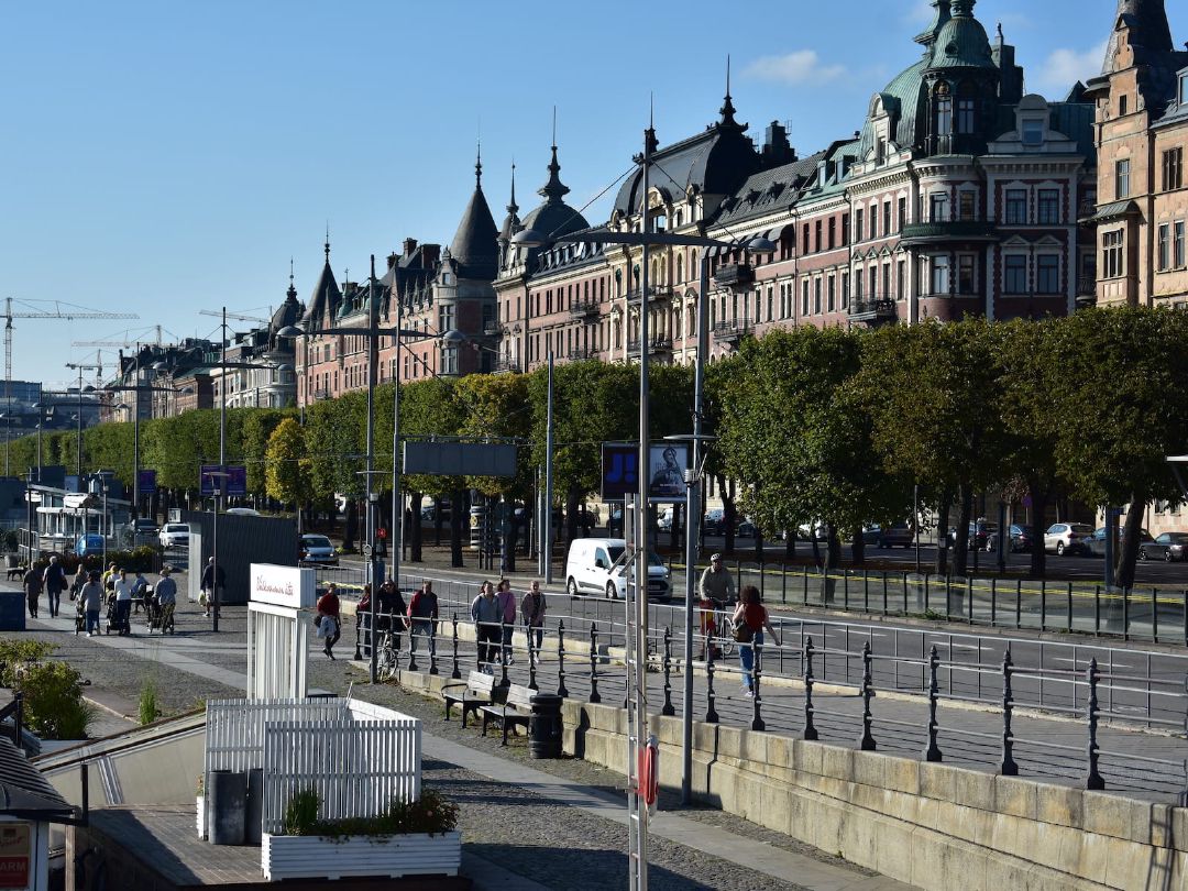 Trotoar yang luas dan jalur sepeda yang terpisah di sepanjang Strandvägen