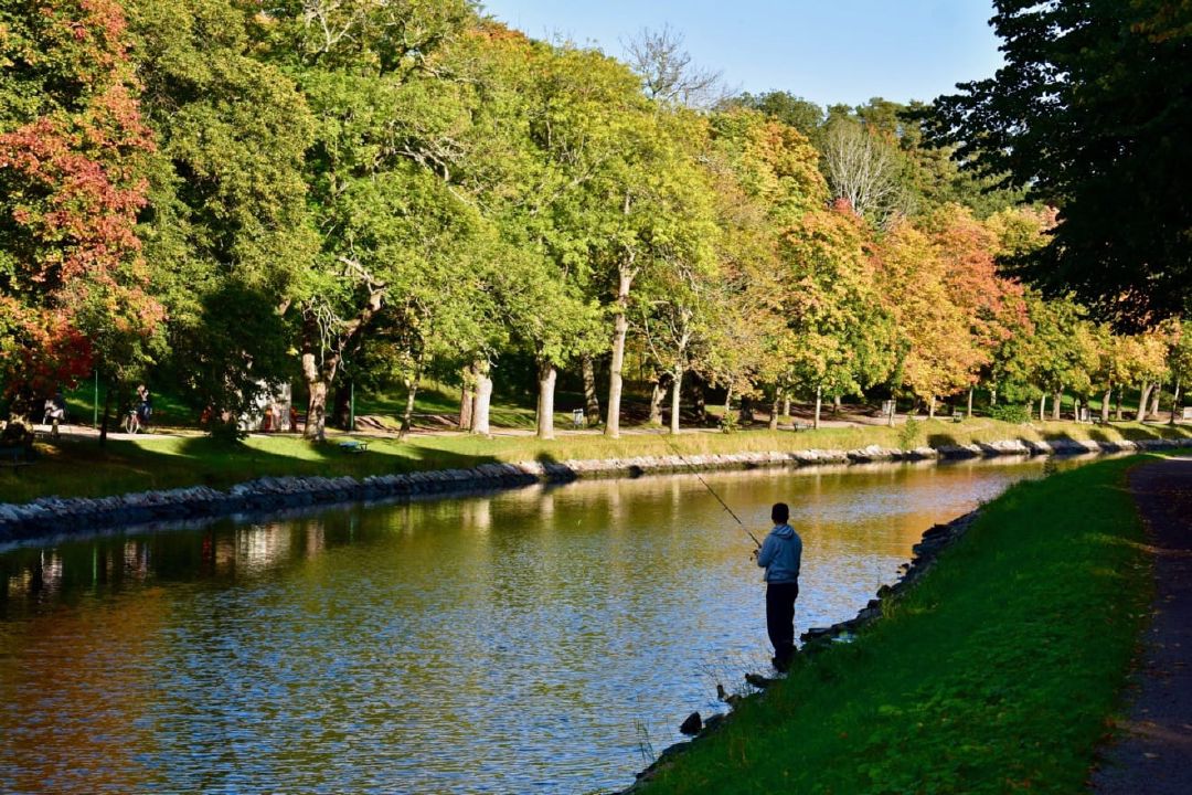 Warga tengah memancing di kanal Djurgårdsbrunn.
