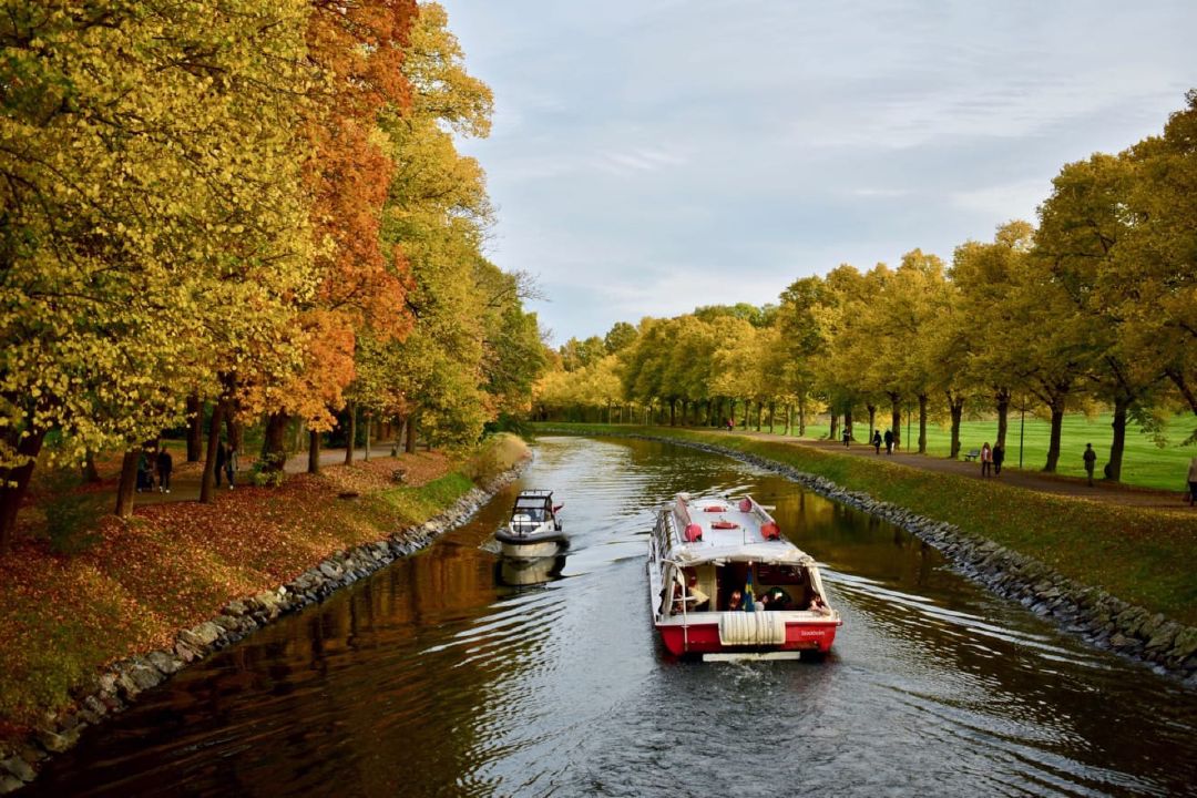 Kapal yang membawa pelancong melintasi kanal Djurgårdsbrunn.