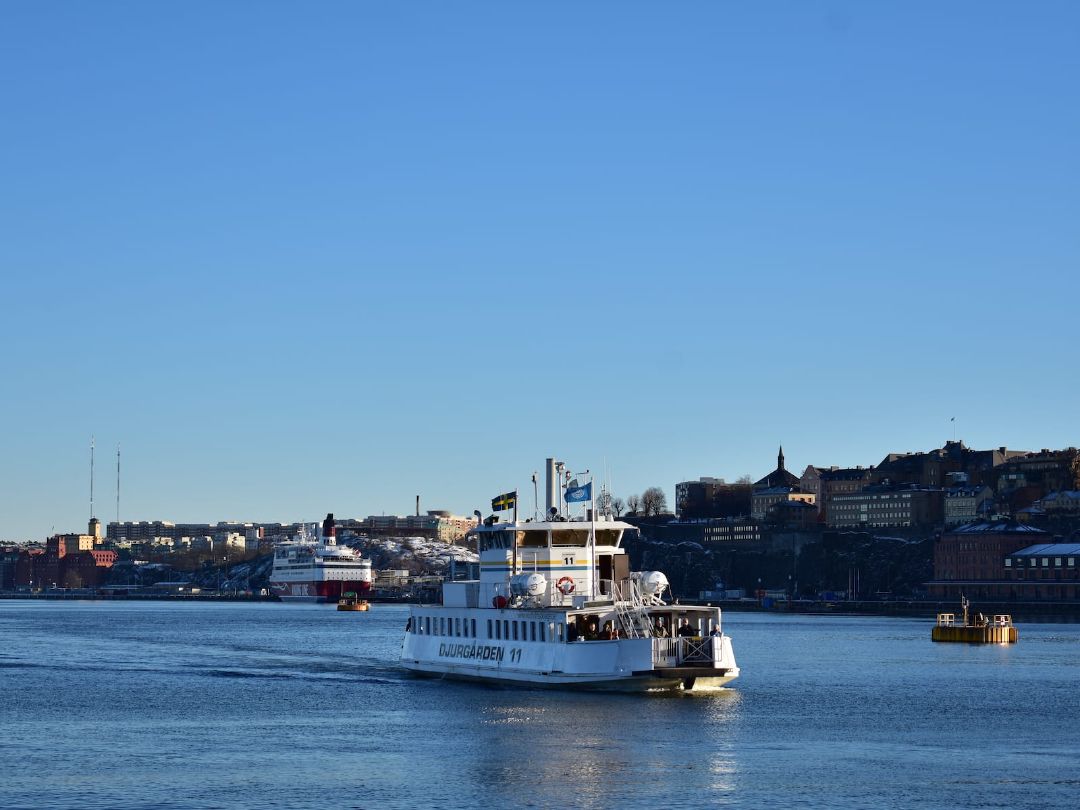 Kapal feri tengah berlayar menuju Gamla Stan.
