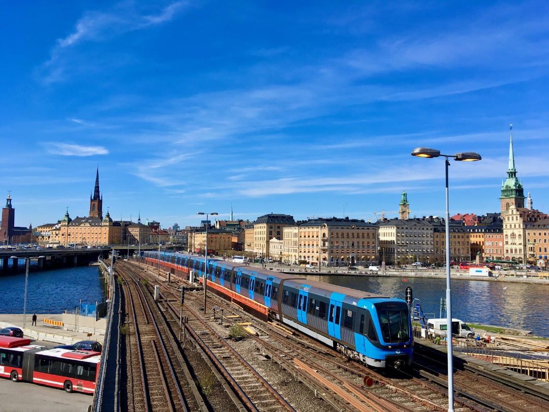 Tunnelbana tengah melintas di daerah Gamla Stan.