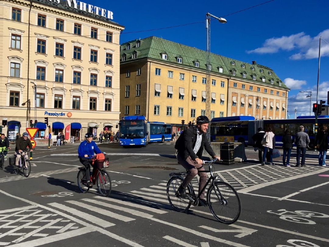 Para pesepeda melintasi Gamla Stan