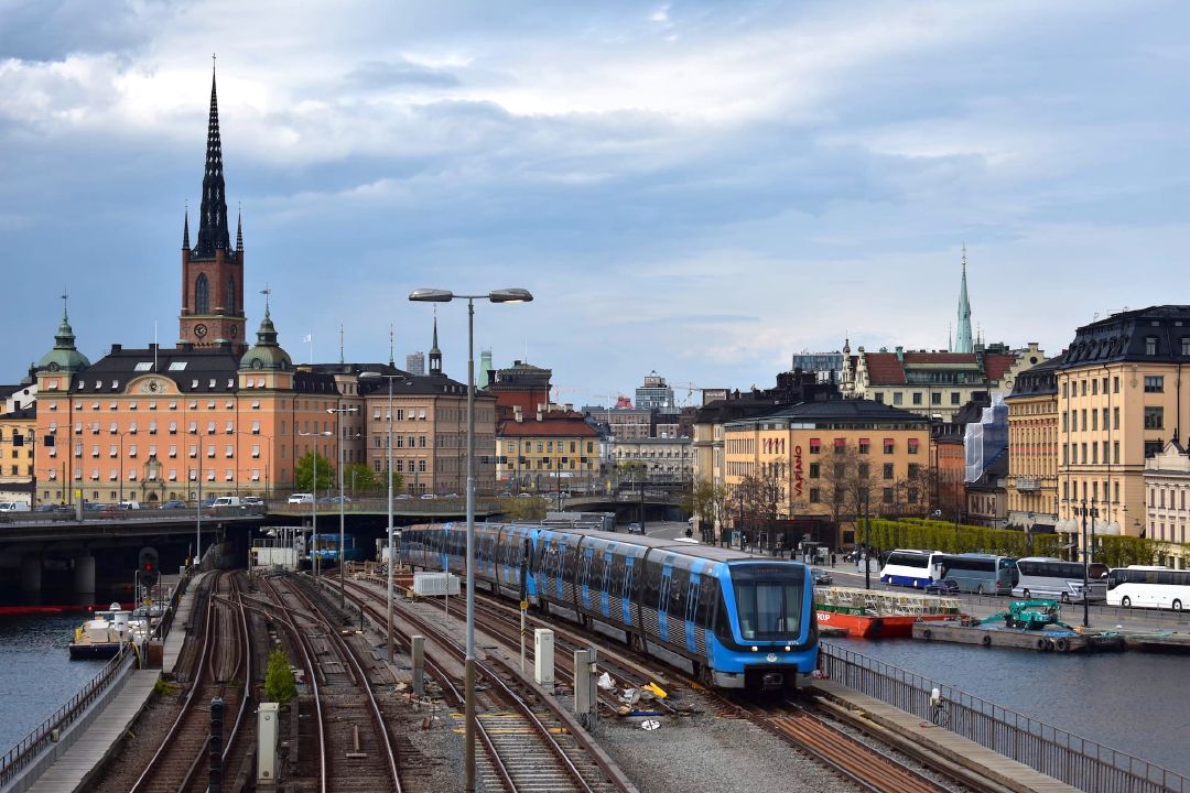 Tunnelbana yang baru berangkat dari Stasiun Gamla Stan.