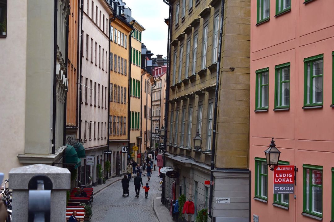 Jalan Österlånggatan di bagian Timur Gamla Stan yang relatif lebih lengang.