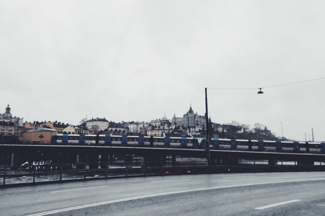 Tunnelbana melintasi perairan antara Gamla Stan dan Slussen.