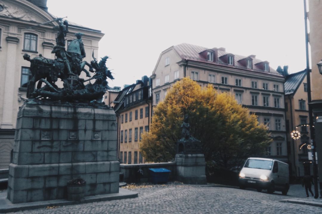 Di salah satu sudut Gamla Stan, beberapa pohon masih berdaun kekuningan.