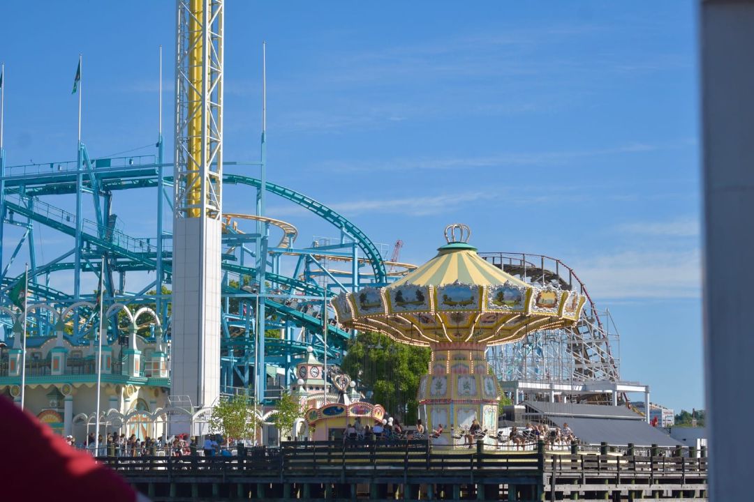 Wahana kättingflygaren di taman ria Gröna Lund.
