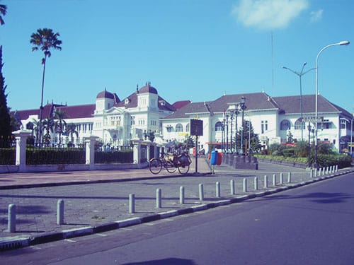 Gedung POS dan Bank Indonesia.