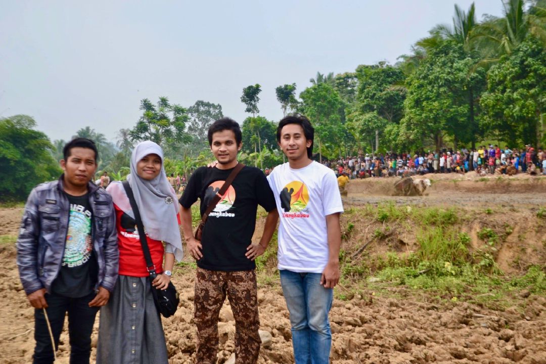 Diboyong panitia Explore Minangkabau untuk menyaksikan tradisi Pacu Jawi atau balapan sapi.