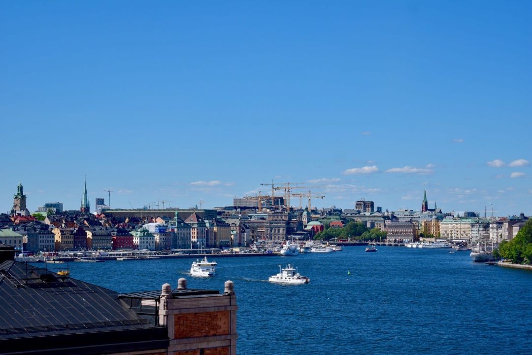 Pemandangan ke arah Gamla Stan, Normalm, dan Skeppsholmen dari ketinggian Fjällgatan.