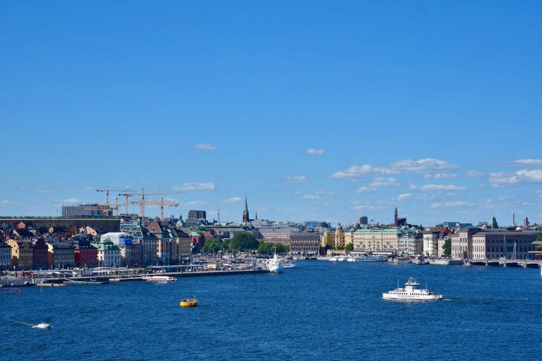 Gamla Stan dan Normalm nampak di kejauhan.