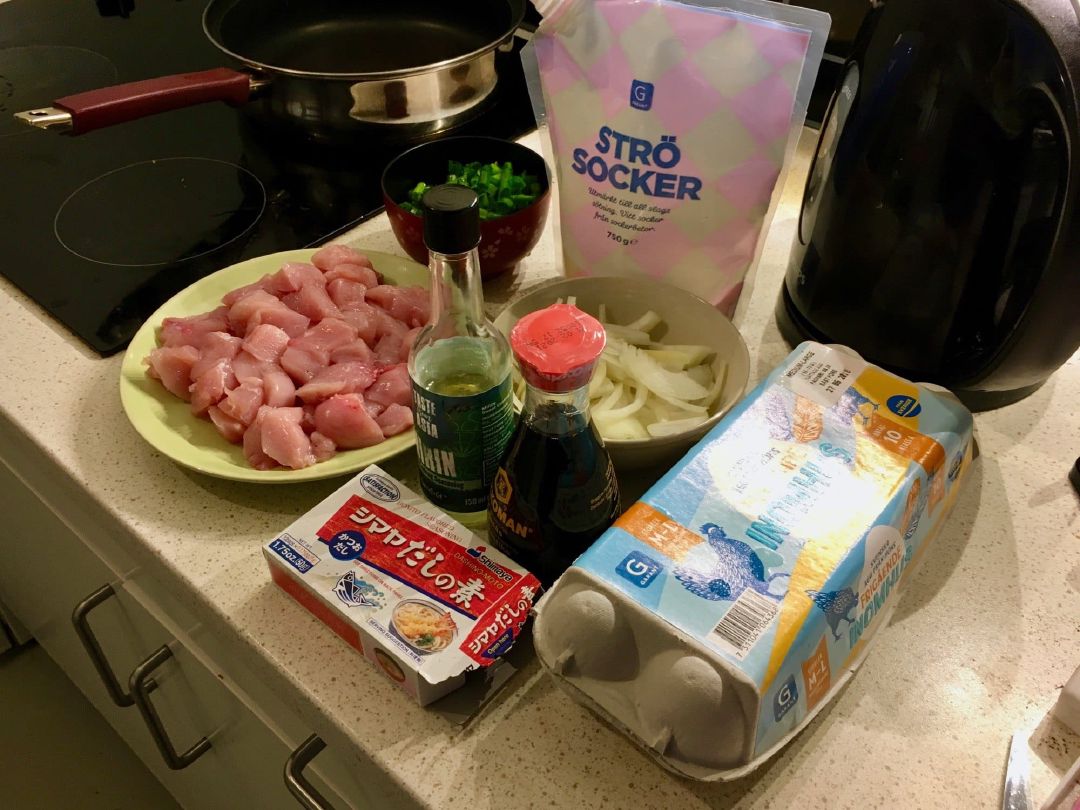 Bahan-bahan untuk membuat Oyakodon.