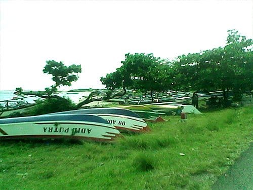 Perahu-perahu nelayan yang tengan menganggur.