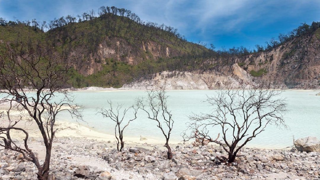 Menjamah Keunikan Kawah Putih