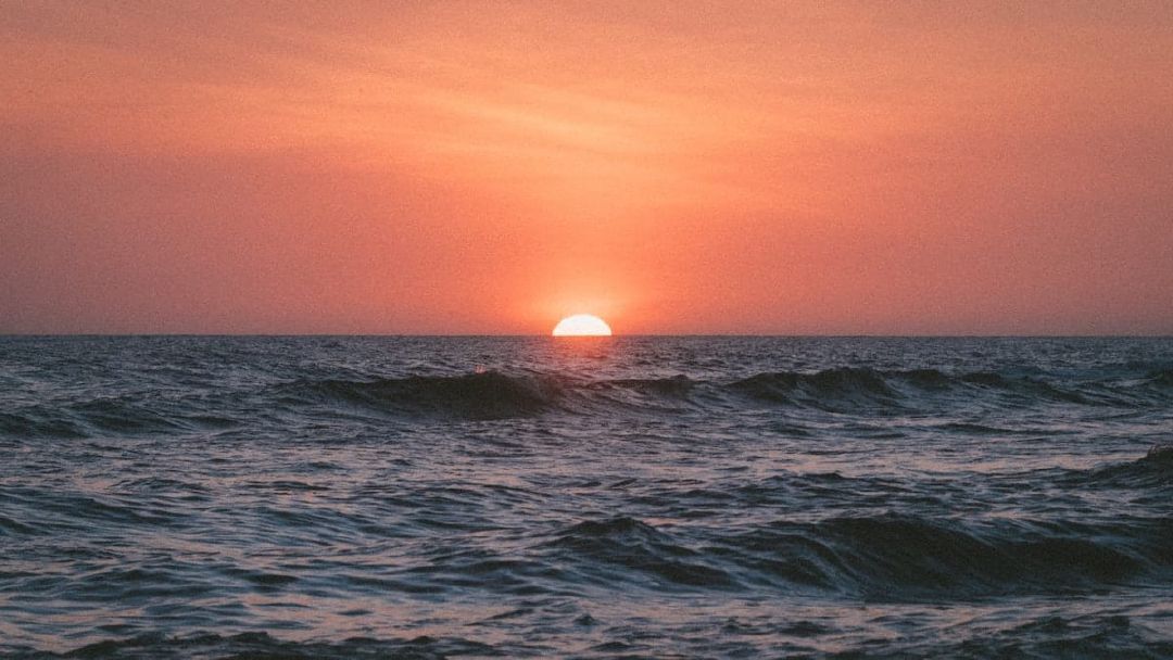 Menyambut Pagi di Teluk Jakarta