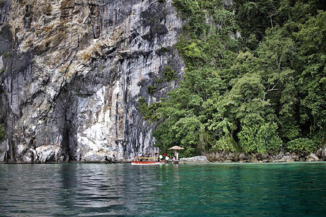 Tebing curam dan perairan yang jernih. (Dari Flickr oleh Kai Bey)