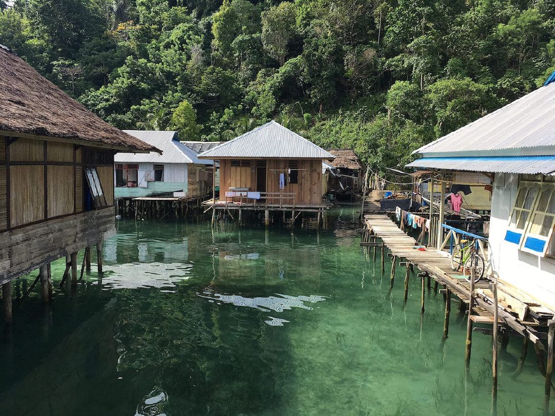 Rumah-rumah warga di Negeri Saleman yang berdiri di atas laut. (Dari Flickr oleh Kai Bey)