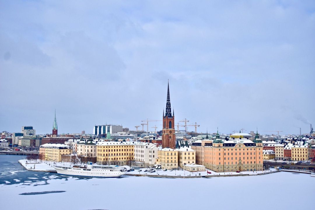 Riddarholmen dilihat dari Monteliusvägen dengan perairan Mälaren yang membeku.