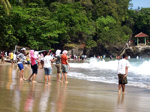 Teman-teman sekolah di Pantai Karang Bolong.